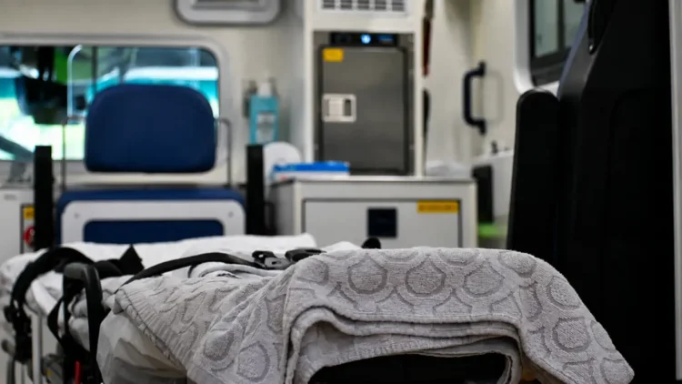 Interno di un'ambulanza con barella durante un intervento di soccorso dopo un incidente stradale