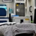 Interno di un'ambulanza con barella durante un intervento di soccorso dopo un incidente stradale