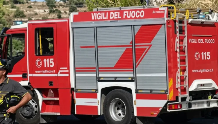 Autopompa dei vigili del fuoco intervenuta a Modica dopo l'incidente avvenuto sulla strada Loreto Gallinara