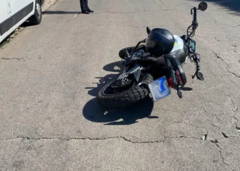 Moto coinvolta in un incidente sulla Modica-Mare mentre ambulanza e Polizia Locale operano sul posto.