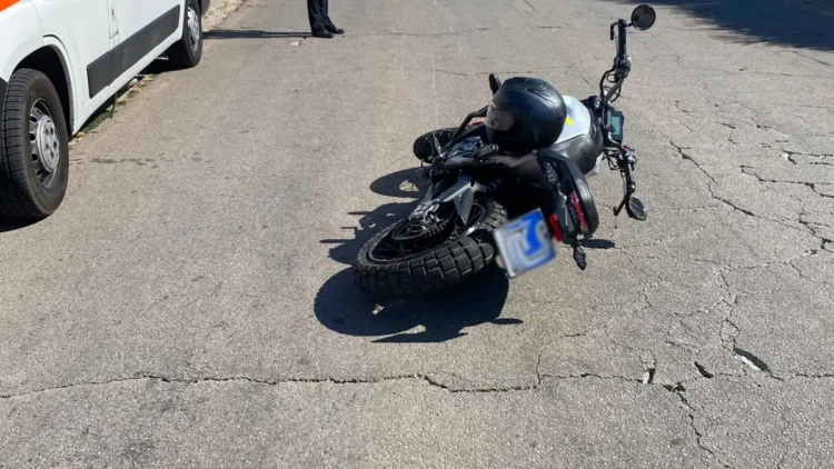 Moto coinvolta in un incidente sulla Modica-Mare mentre ambulanza e Polizia Locale operano sul posto.