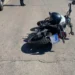Moto coinvolta in un incidente sulla Modica-Mare mentre ambulanza e Polizia Locale operano sul posto.