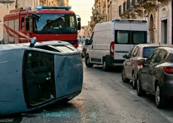 Vittoria, incidente stradale: auto si ribalta in via Alessandrello