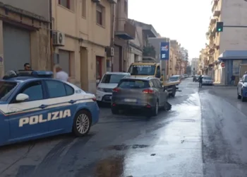 Incidente a Vittoria, auto contro quattro veicoli in sosta