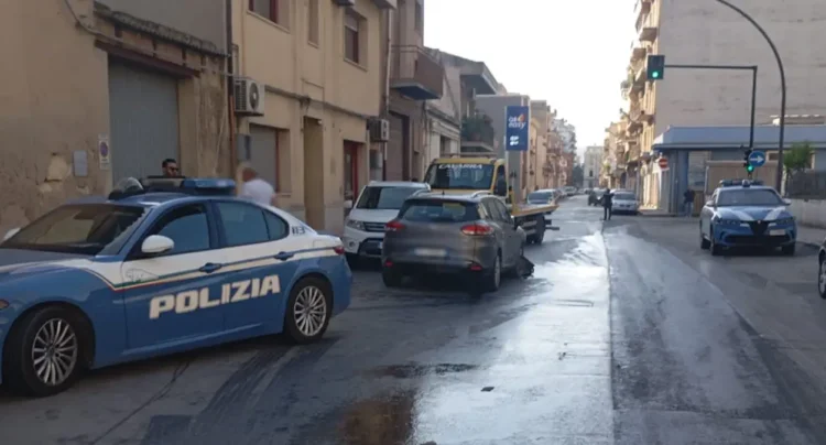 Incidente a Vittoria, auto contro quattro veicoli in sosta