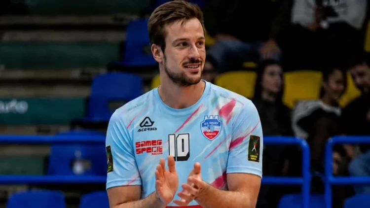 Jannis Hopt con la maglia dell'Avimec Modica durante una presentazione della squadra