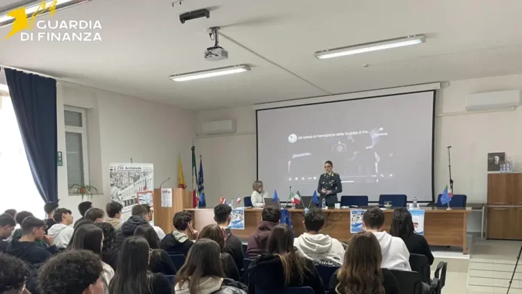 Guardia di Finanza nelle scuole di Ragusa
