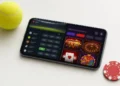 Smartphone con sezioni dedicate a sport e giochi digitali visualizzate nella stessa interfaccia