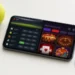 Smartphone con sezioni dedicate a sport e giochi digitali visualizzate nella stessa interfaccia