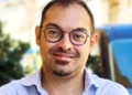 Saverio Buscemi in un ritratto fotografico utilizzato in relazione al dibattito sulla maggioranza che sostiene il sindaco Cassì a Ragusa