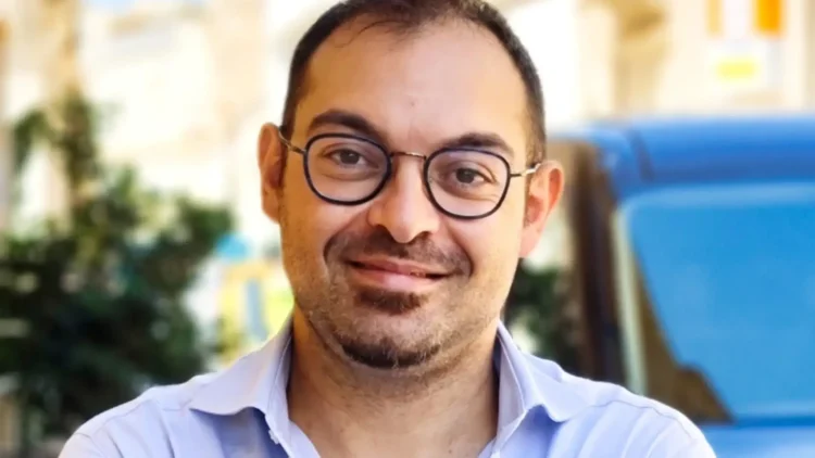 Saverio Buscemi in un ritratto fotografico utilizzato in relazione al dibattito sulla maggioranza che sostiene il sindaco Cassì a Ragusa