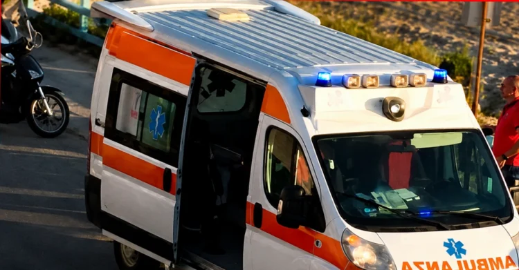 Ambulanza del 118 intervenuta a Marina Marza, nel territorio di Ispica, dopo il malore che ha colpito un uomo di 44 anni.