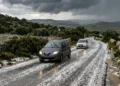 Grandine accumulata su una strada dei comuni montani del Ragusano durante un forte temporale estivo.