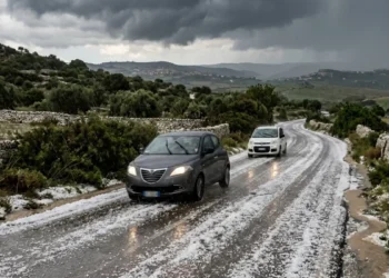 Grandine accumulata su una strada dei comuni montani del Ragusano durante un forte temporale estivo.
