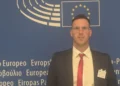 Marco Distefano fotografato davanti allo sfondo del Parlamento europeo durante un evento istituzionale