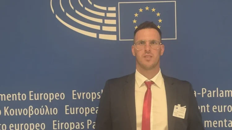 Marco Distefano fotografato davanti allo sfondo del Parlamento europeo durante un evento istituzionale