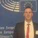 Marco Distefano fotografato davanti allo sfondo del Parlamento europeo durante un evento istituzionale