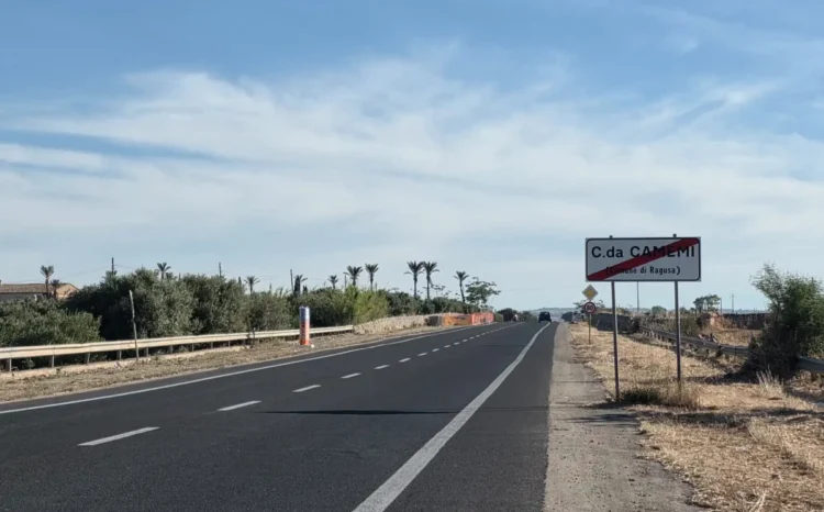 Segnalata una possibile incongruenza nella segnaletica sulla SP25 tra Ragusa e Marina di Ragusa, in prossimità di Camemi. Chiesta una verifica