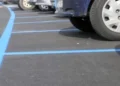 Parcheggio di Piazza Rabito a Marina di Ragusa con stalli di sosta e strisce blu