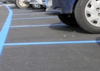 Parcheggio di Piazza Rabito a Marina di Ragusa con stalli di sosta e strisce blu