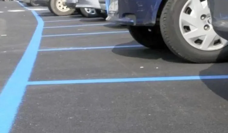 Parcheggio di Piazza Rabito a Marina di Ragusa con stalli di sosta e strisce blu