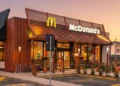 Facciata del nuovo McDonald's di Modica nel polo commerciale, pronta per l'apertura al pubblico