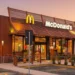Facciata del nuovo McDonald's di Modica nel polo commerciale, pronta per l'apertura al pubblico