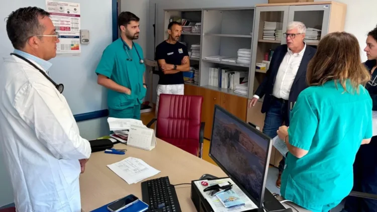 Personale sanitario e dirigenti durante un incontro nel reparto di Medicina generale dell'ospedale Guzzardi di Vittoria