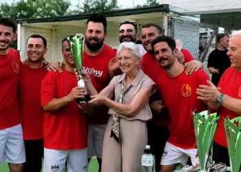 Premiazione della squadra vincitrice del Memorial Adolfo Padua con i familiari durante la seconda edizione a Donnalucata.