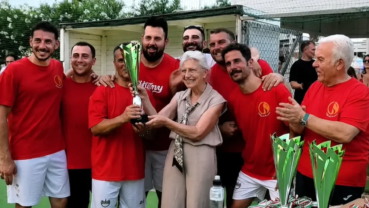 Premiazione della squadra vincitrice del Memorial Adolfo Padua con i familiari durante la seconda edizione a Donnalucata.