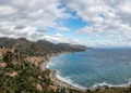 Cielo nuvoloso con schiarite sulla costa siciliana durante la giornata del 4 giugno.