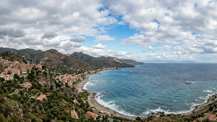 Cielo nuvoloso con schiarite sulla costa siciliana durante la giornata del 4 giugno.