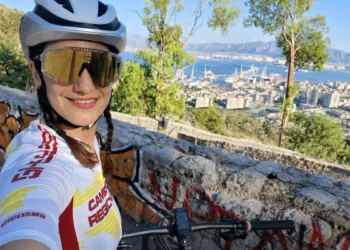 Mirela Nicoleta Rusu durante una delle sue uscite in bicicletta in una foto pubblicata sui social prima del tragico incidente avvenuto sulla statale 186 a Pioppo.