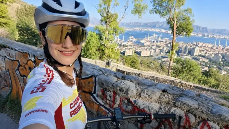 Mirela Nicoleta Rusu durante una delle sue uscite in bicicletta in una foto pubblicata sui social prima del tragico incidente avvenuto sulla statale 186 a Pioppo.