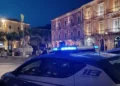 Volanti della Polizia di Stato in piazza a Comiso durante un servizio di controllo serale