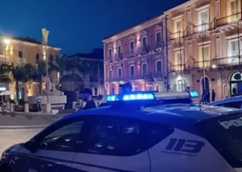 Volanti della Polizia di Stato in piazza a Comiso durante un servizio di controllo serale