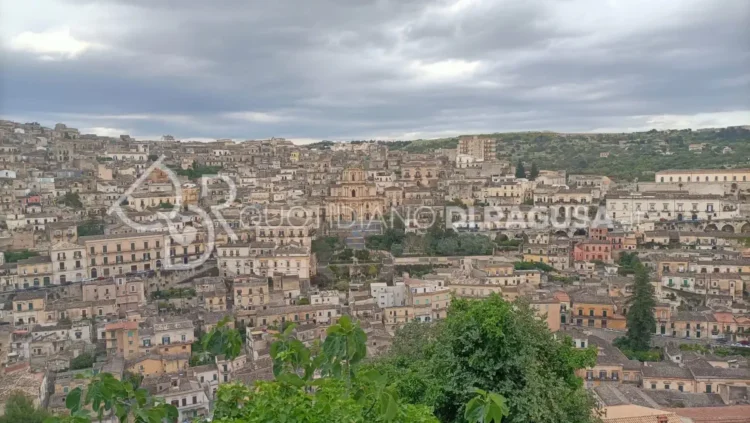 Panoramica del centro storico di Modica, uno dei comuni siciliani destinatari dei fondi regionali per la manutenzione del territorio