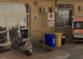 Ingresso del presidio sanitario di Modica Alta con ambulanza del 118 parcheggiata davanti alla struttura