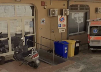 Ingresso del presidio sanitario di Modica Alta con ambulanza del 118 parcheggiata davanti alla struttura