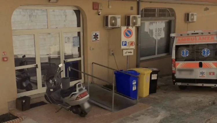 Ingresso del presidio sanitario di Modica Alta con ambulanza del 118 parcheggiata davanti alla struttura