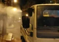 Mezzo per la disinfestazione in servizio durante le ore notturne in una strada urbana di Modica.