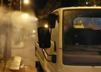 Mezzo per la disinfestazione in servizio durante le ore notturne in una strada urbana di Modica.
