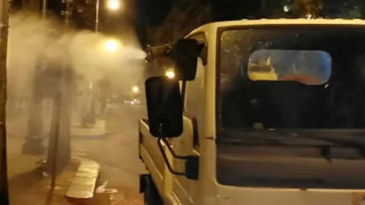 Mezzo per la disinfestazione in servizio durante le ore notturne in una strada urbana di Modica.