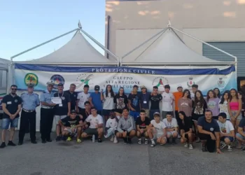Volontari Protezione Civile Modica durante attività formativa con studenti