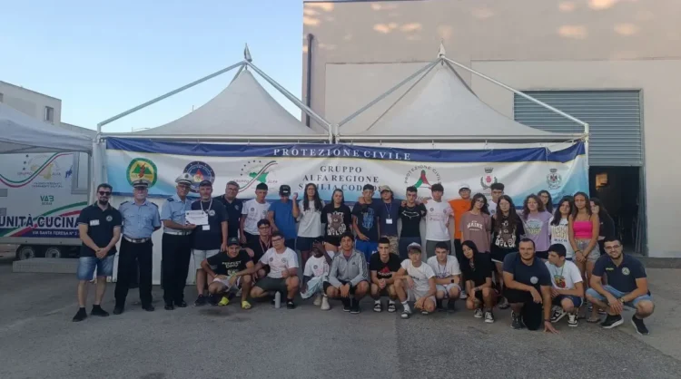 Volontari Protezione Civile Modica durante attività formativa con studenti