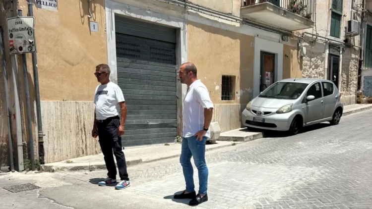 Assessore e tecnici durante il sopralluogo sulla pavimentazione del centro storico in vista dei lavori di ripristino