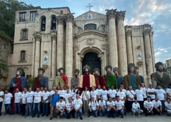 Modica celebra San Pietro con i Santoni davanti alla chiesa del Patrono