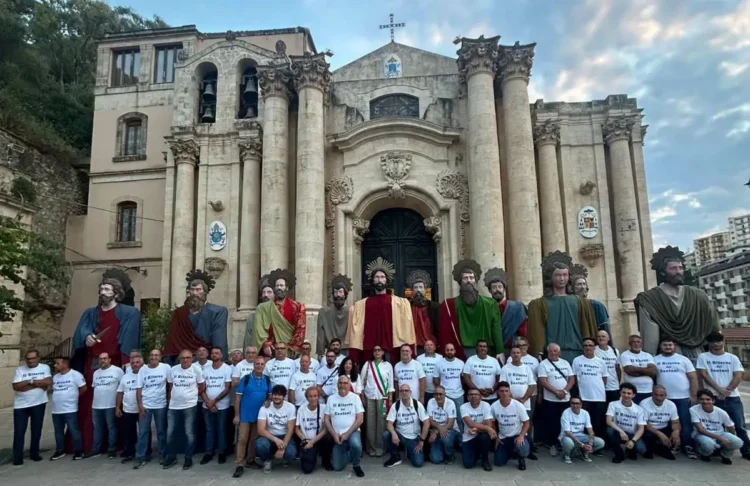 Modica celebra San Pietro con i Santoni davanti alla chiesa del Patrono