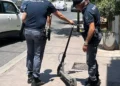 Agenti della Polizia di Stato controllano un monopattino elettrico durante un intervento a Modica