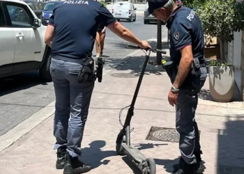 Agenti della Polizia di Stato controllano un monopattino elettrico durante un intervento a Modica
